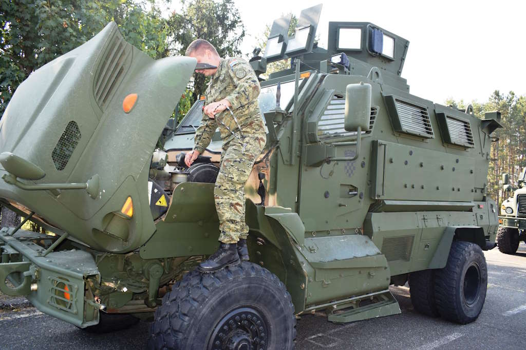 MRAP MaxxPro Plus driver training: preparation for safe management in off-road conditions and crisis situations