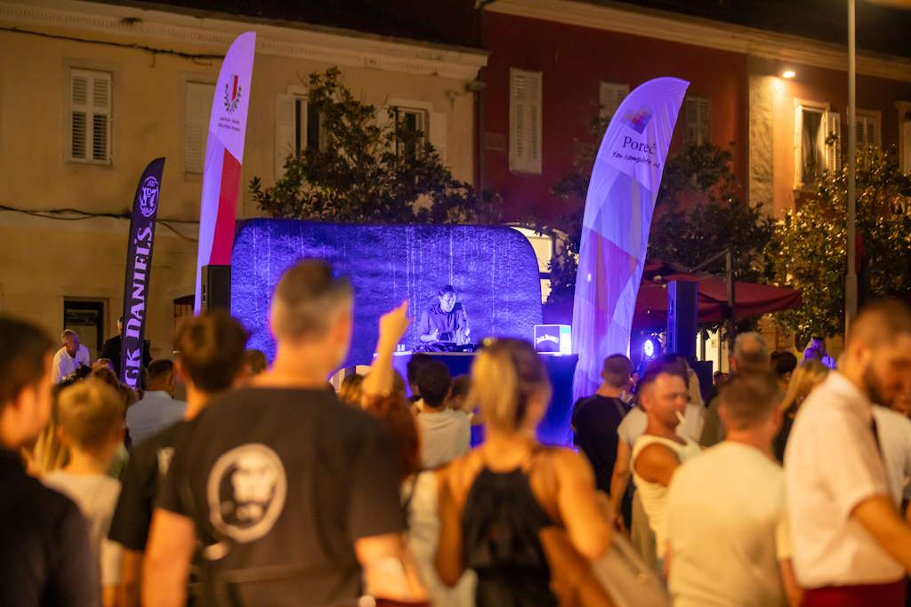 Sommerprogramm in Poreč: Filmabende unter den Sternen und ein musikalisches Spektakel im Trg Slobode begeistern die Besucher