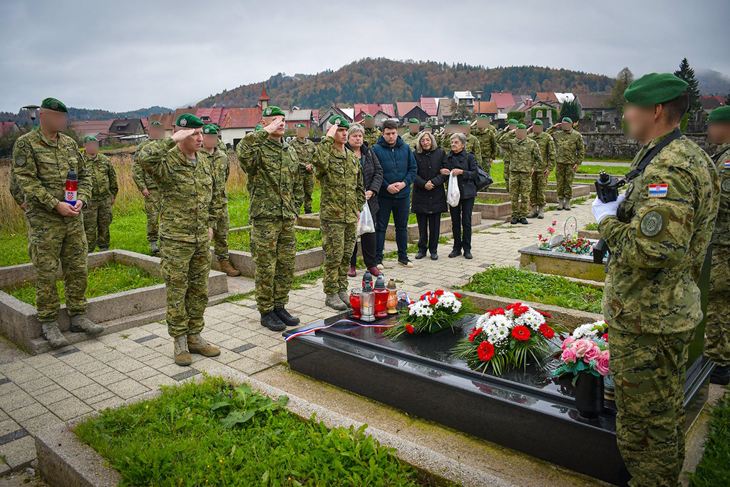 Conmemoración del tercer aniversario de la muerte del oficial Alen Janeš en Delnice