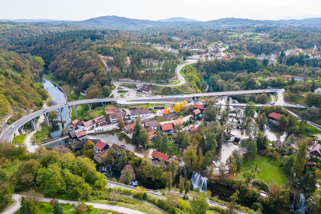 Wellness-Wochenende auf dem Wasser in Slunj: Wald- und Klangbäder, Yoga, Jazzkonzert und Aktivitäten am Fluss Korana