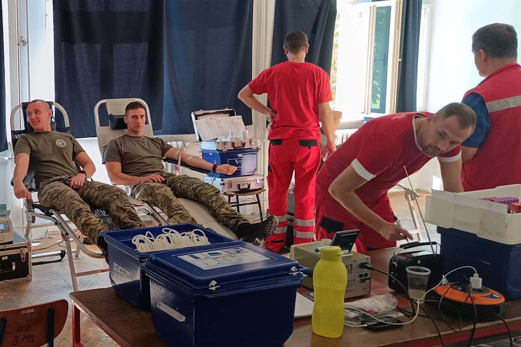 Los miembros del 1er batallón mecanizado blindado Halcones participaron en la acción de donación de sangre voluntaria en Našice