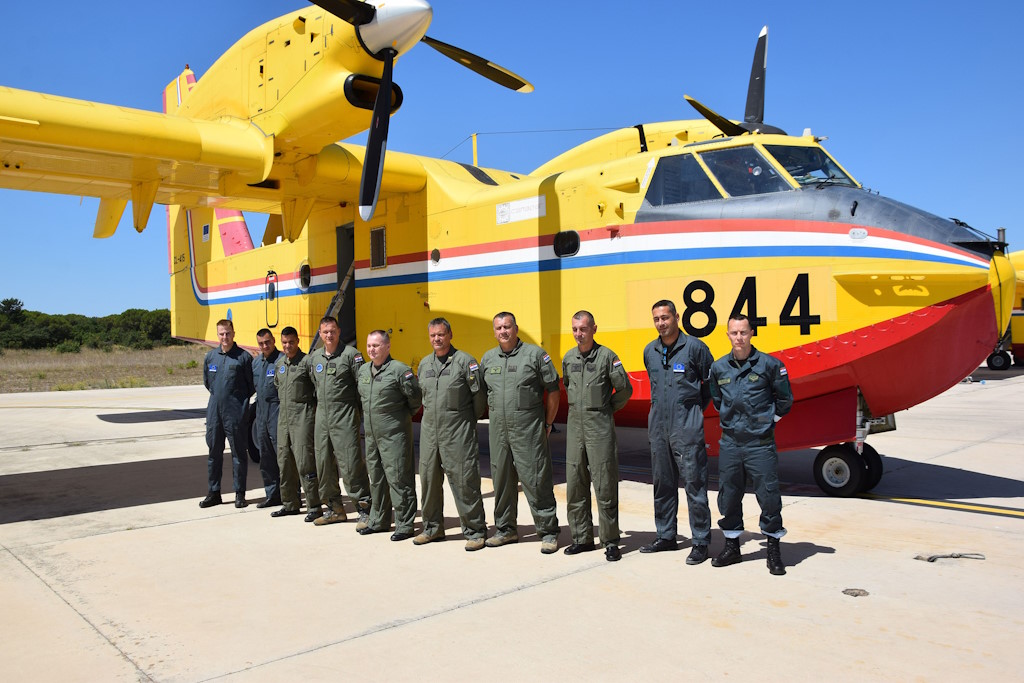 Canadair CL-415 Chorwackich Sił Powietrznych gasi pożary w Macedonii Północnej