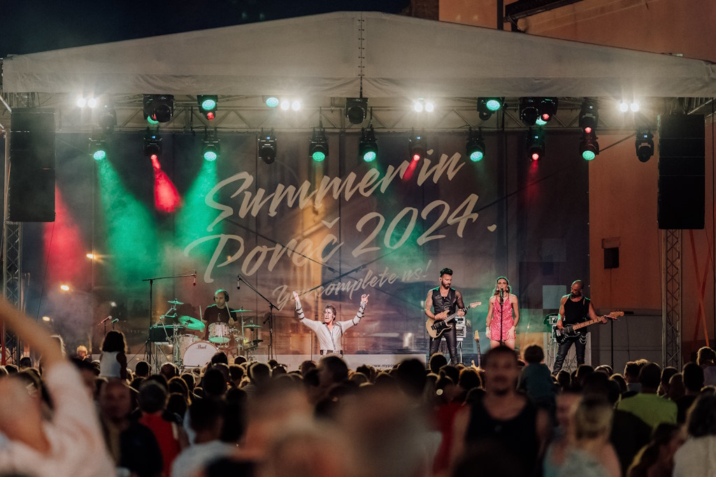 Eine einzigartige Tribut-Show für Michael Jackson begeisterte die Einheimischen: eine spektakuläre Performance auf dem Freiheitsplatz